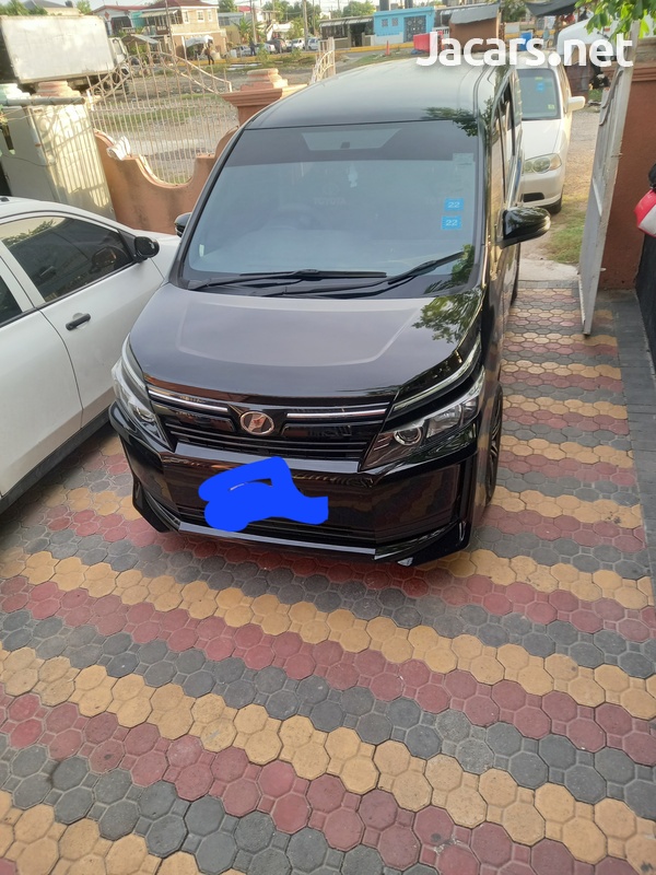 Toyota Voxy 2,0L 2014-6