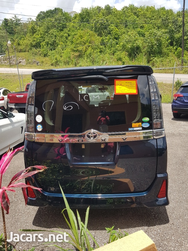 Toyota Voxy 2,0L 2014-6