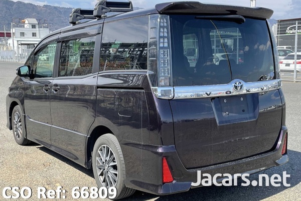 2014 Voxy with sunroof-11