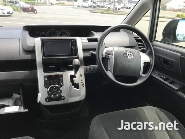 Toyota Voxy 2,0L 2013-7
