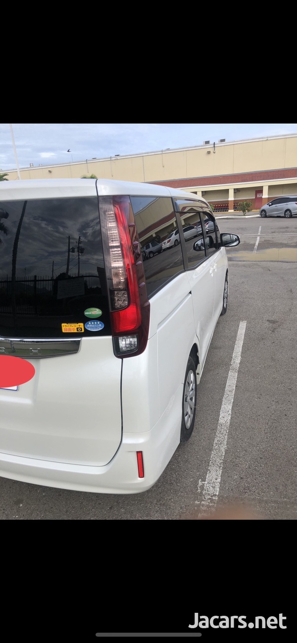 Toyota Noah 2,0L 2016-5