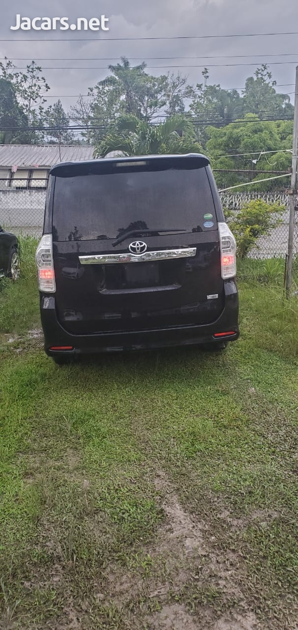 Toyota Voxy 2,0L 2012-8