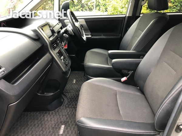 Toyota Voxy 2,0L 2013-3