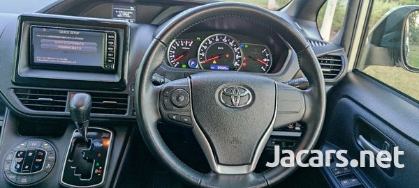 Toyota Voxy 2,0L 2017-14
