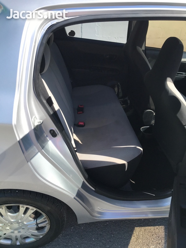 Toyota Vitz 1,3L 2012-7
