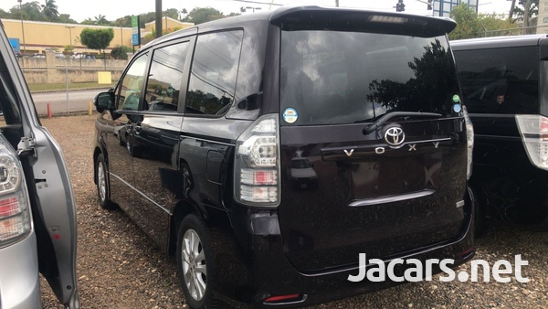 Toyota Voxy 2,0L 2013-4