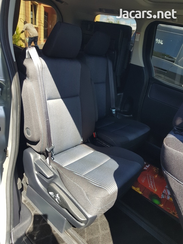 Toyota Noah 2,0L 2014-4