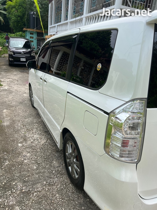Toyota Voxy 2,0L 2011-7