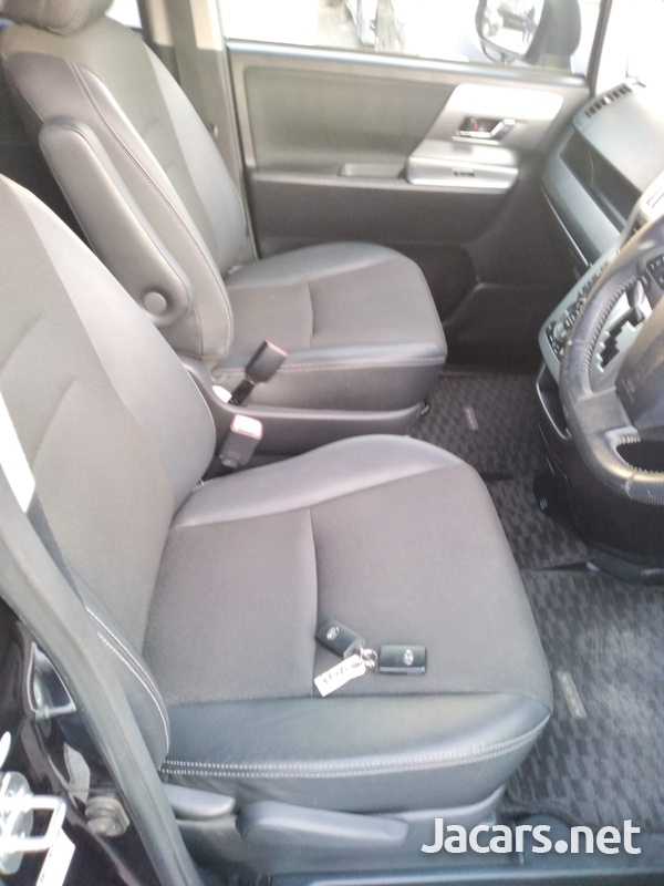 Toyota Voxy 2,0L 2013-8