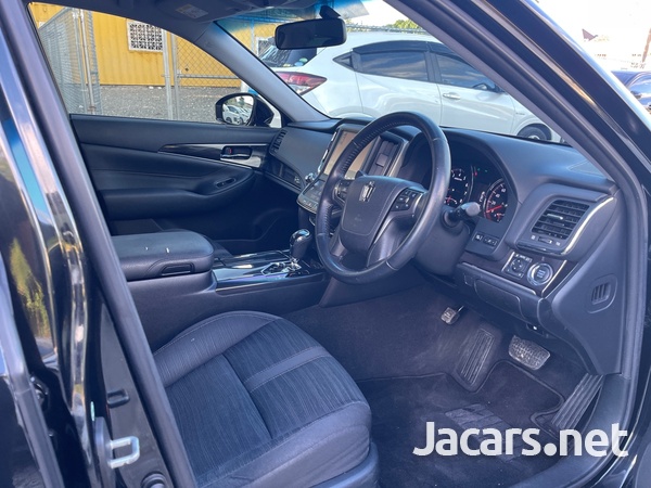 Toyota Crown 2,5L 2015-6