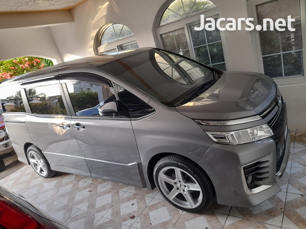 Toyota Voxy 2,0L 2015-6