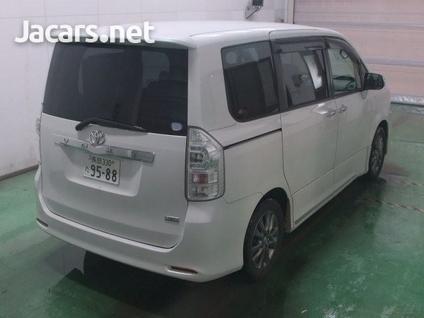 Toyota Voxy 2,0L 2013-5