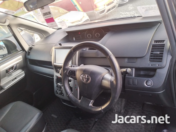 Toyota Voxy 2,0L 2013-7