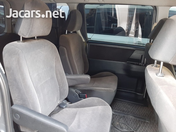 Toyota Voxy 2,0L 2011-8