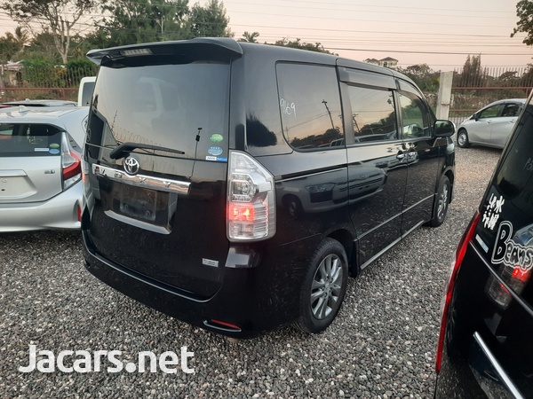 Toyota Voxy 2,0L 2013-6