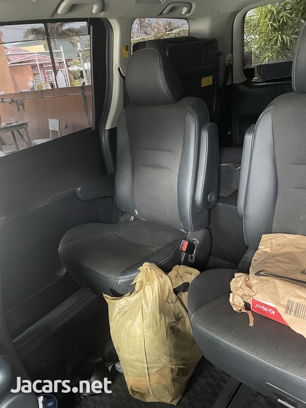 Toyota Voxy 2,0L 2012-8