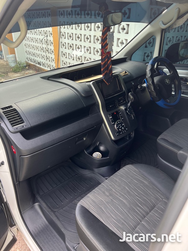 Toyota Voxy 2,0L 2011-4
