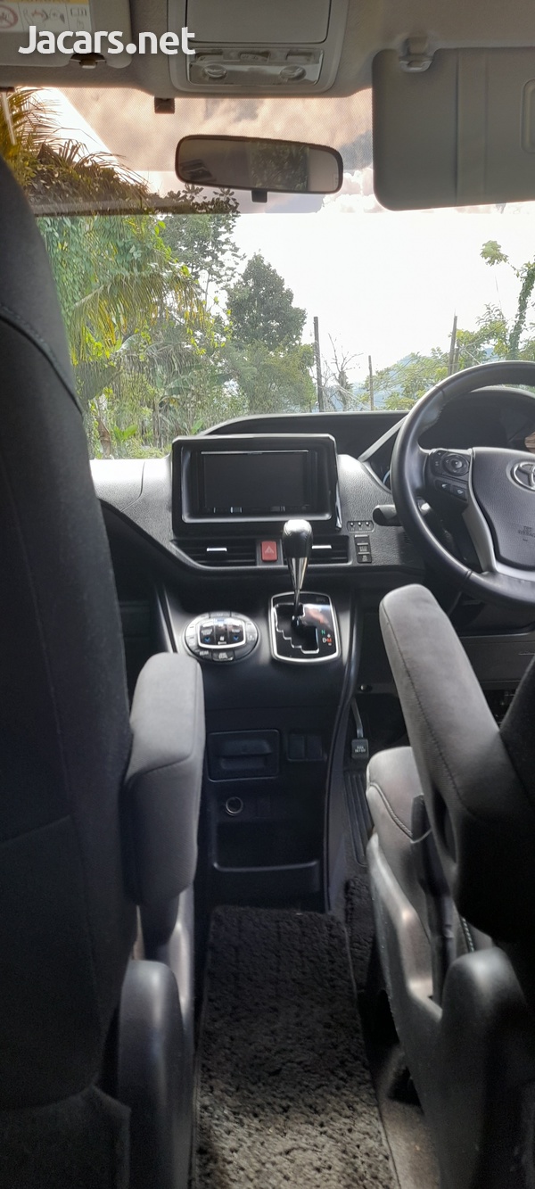 Toyota Noah 2,0L 2014-5