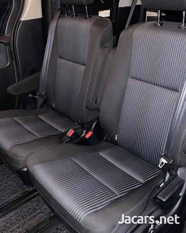 Toyota Voxy 2,0L 2014-5