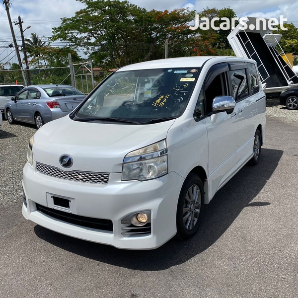 Toyota Voxy 2,0L 2013-1