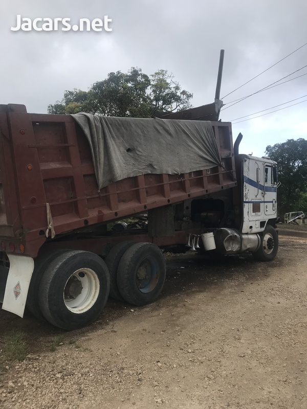 International tip truck-3