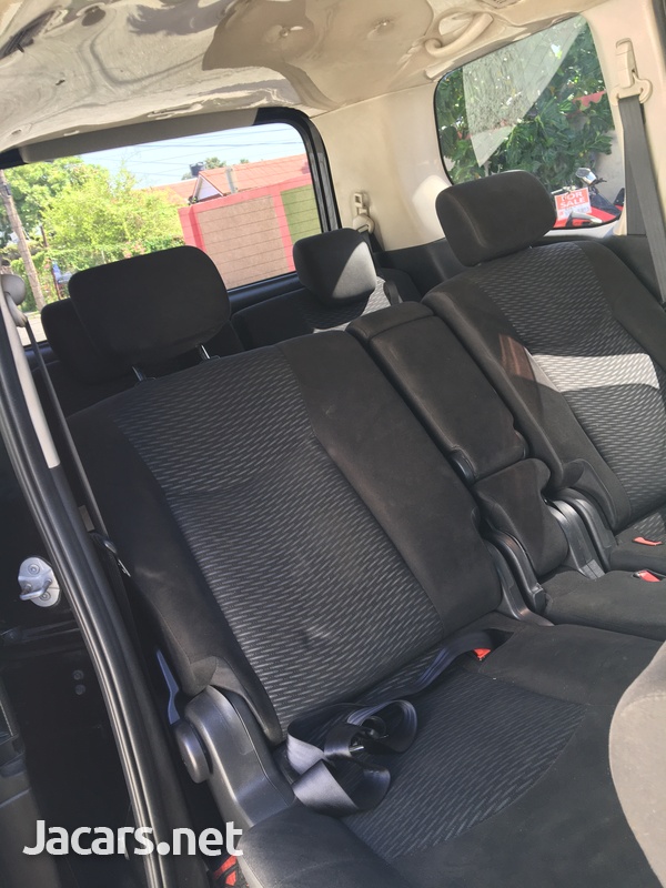 Nissan Serena 2,0L 2012-6