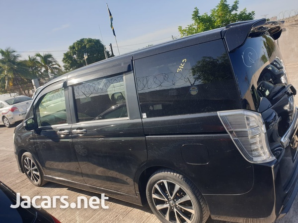 Honda Stepwgn 2,0L 2013-1