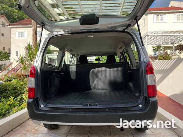Toyota Probox 1,3L 2018-10