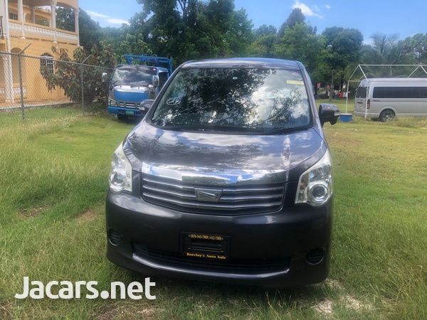 Toyota Noah 2,0L 2012-1