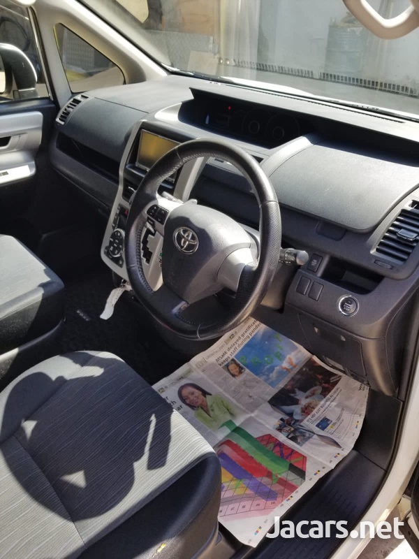 Toyota Voxy 2,0L 2012-9