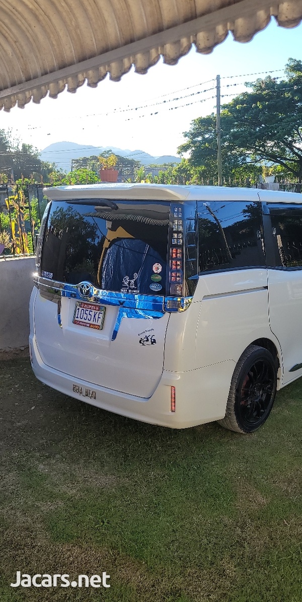 Toyota Voxy 1,9L 2015-3