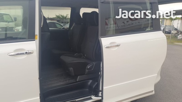 Toyota Voxy 2,0L 2013-2