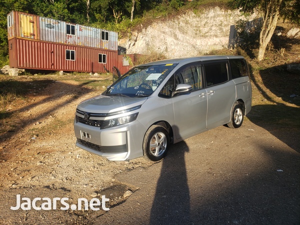 Toyota Voxy 2,0L 2016-3