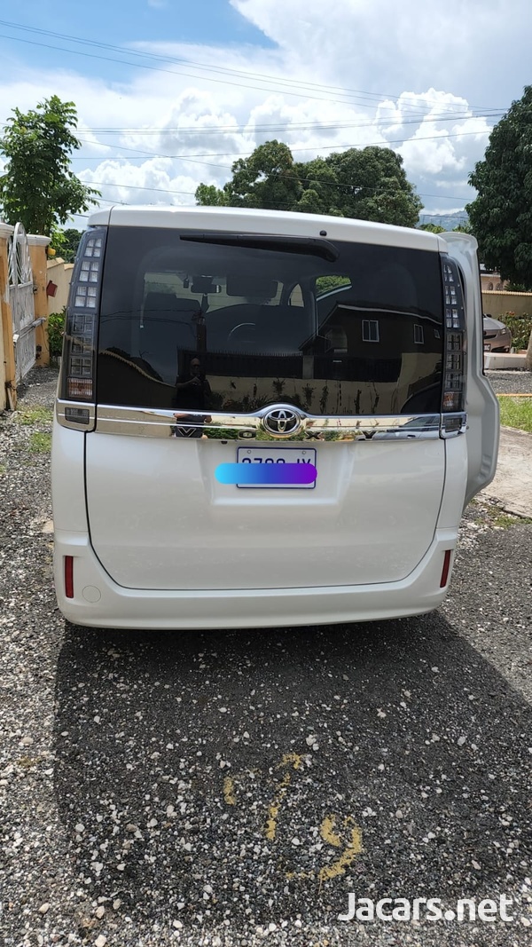 Toyota Voxy 2,0L 2016-8