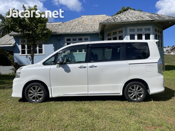 Toyota Voxy 2,0L 2013-6