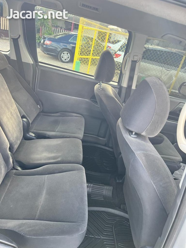 Toyota Voxy 2,0L 2010-4