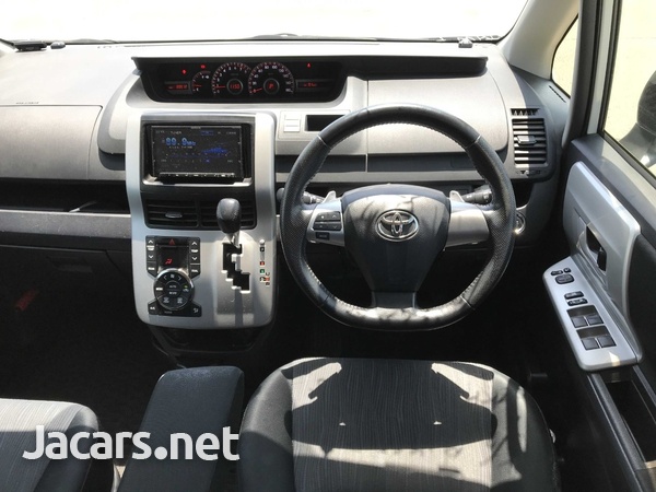 Toyota Voxy 2,0L 2013-4