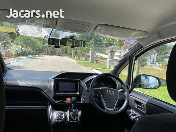 Toyota Voxy 2,0L 2016-7
