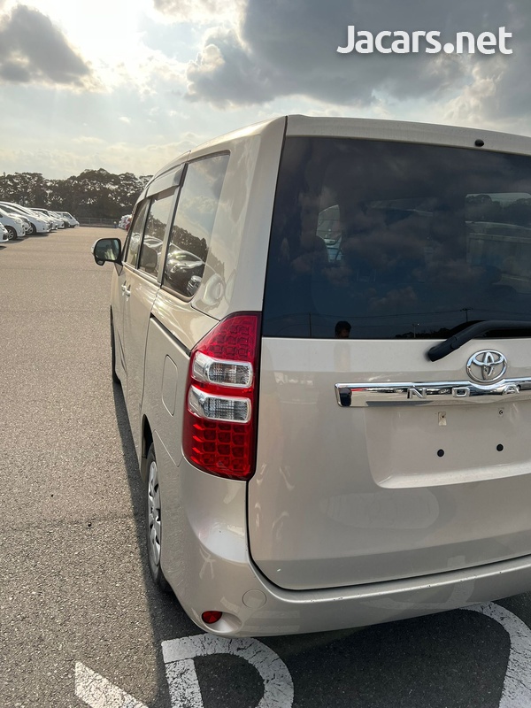 Toyota Noah 2,0L 2013-3