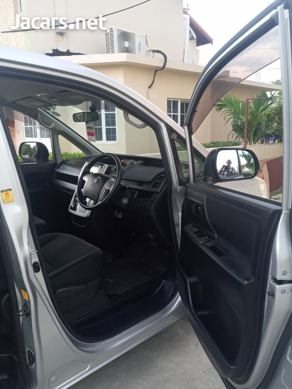 Toyota Noah 2,0L 2012-2