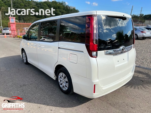 Toyota Noah 2,0L 2017-4