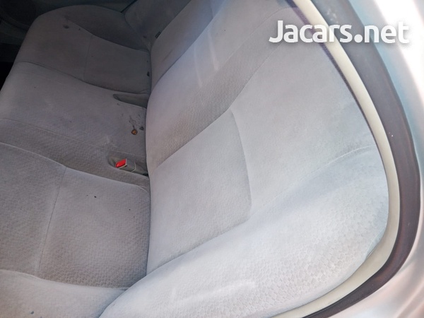 Toyota Axio 1,5L 2010-6