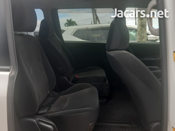 Toyota Voxy 2,0L 2013-7