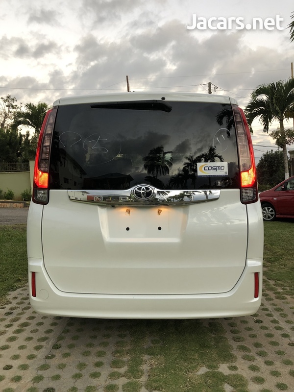 Toyota Noah 2,0L 2014-5
