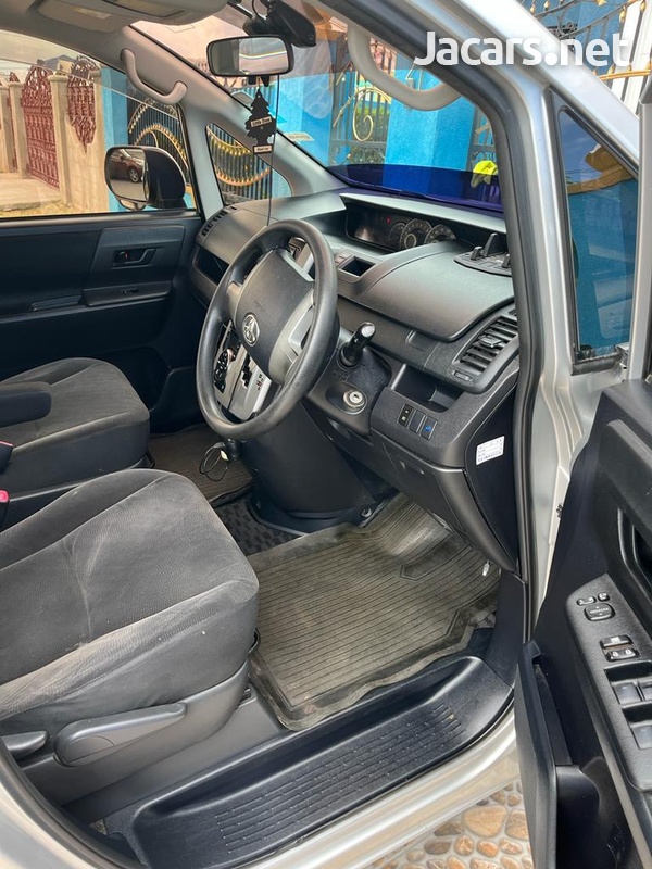 Toyota Voxy 1,9L 2012-6