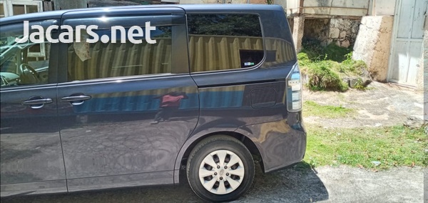 Toyota Voxy 2,0L 2012-4