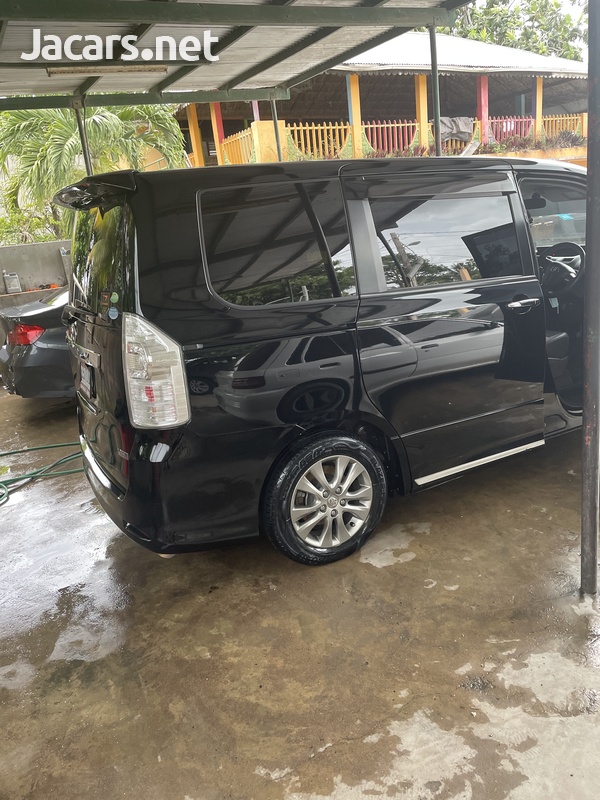 Toyota Voxy 2,0L 2012-6