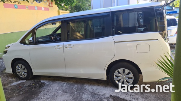 Toyota Voxy 2,0L 2015-3