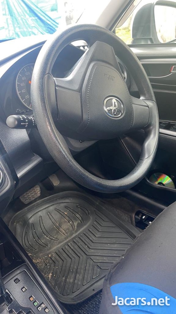 Toyota Axio 1,4L 2016-7