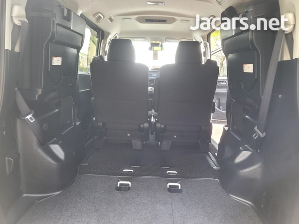 Toyota Noah 2,0L 2016-12